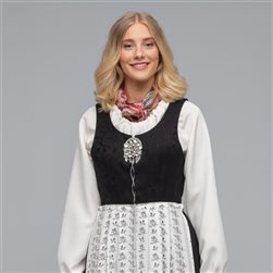 Hvit skjorte og stormønstret forkle